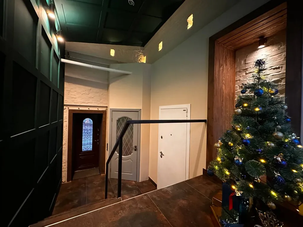 Двухуровневый номер-студия в стиле лофт с открытой ванной Нежность