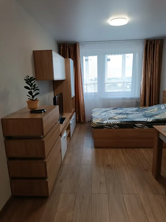 Уютная, чистая студия с красивым видом из окна