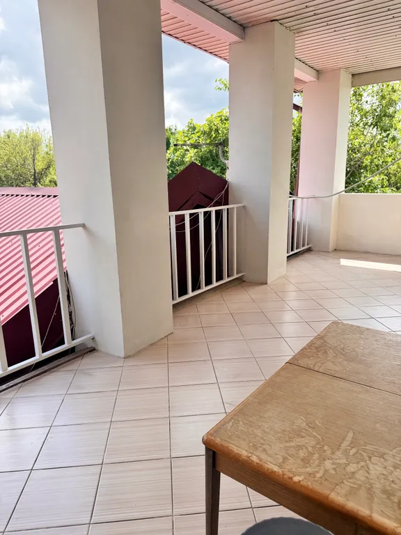 С бассейном рядом с морем