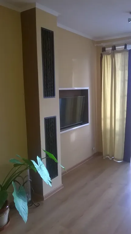 Дом 2 уровня со своим двором