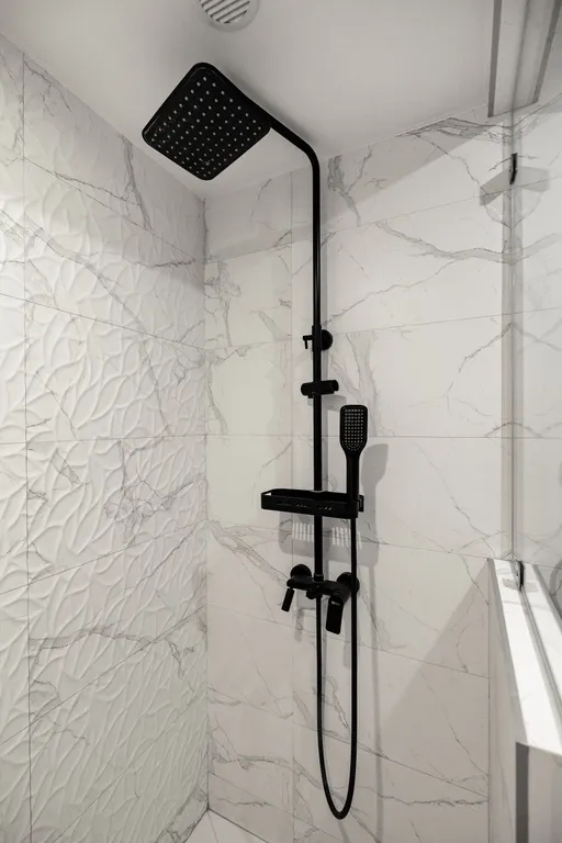 Стильная студия с ванной у панорамного окна и видом на горы