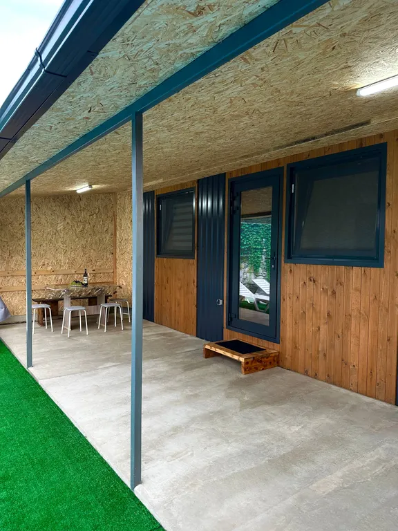 Уютный домик с подогреваемым бассейном для семейного отдыха