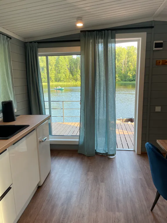 Дом на воде, хаусбот в Карелии