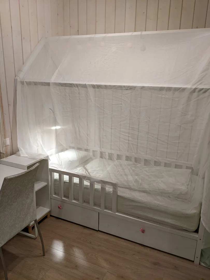 Детская кровать легко вместит взрослого 90*200