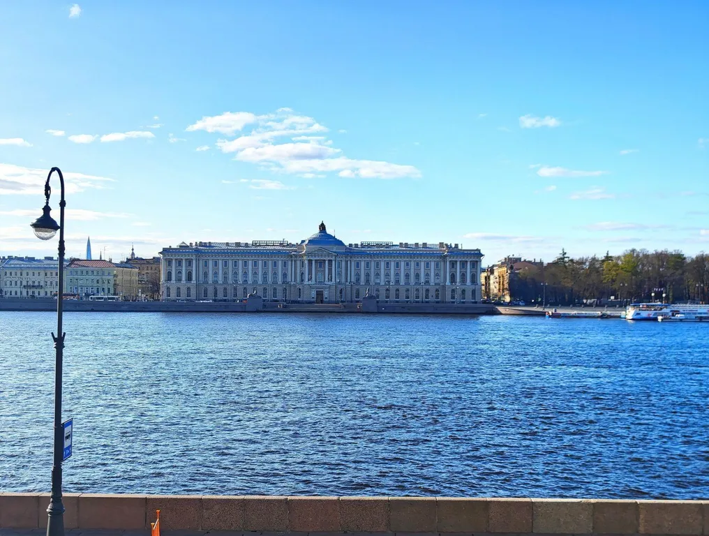 Квартира 2-комнатная квартира с балконом и панорамным видом на центральную акваторию Невы — Санкт-Петербург
