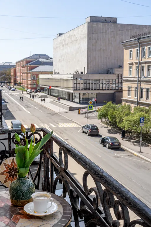 Четырехкомнатная квартира с бaлкoнoм в цeнтрe