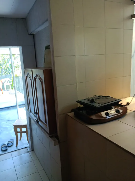 Двухкомнатный номер с балконом и видом на море в 20 метрах от него