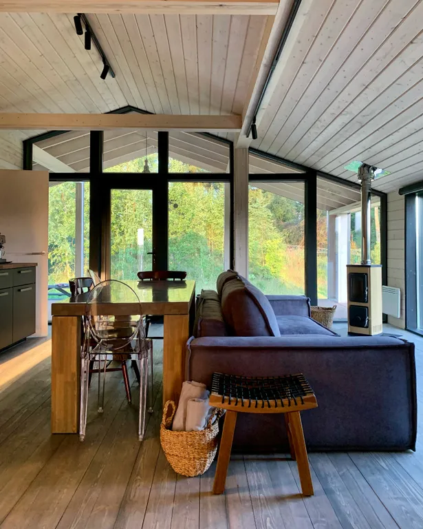 Дача в лесу с панорамными окнами