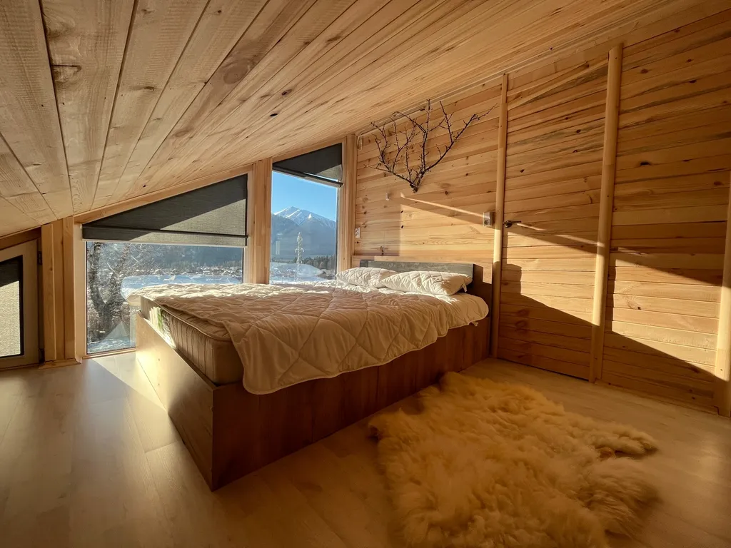 Коттедж с панорамными окнами и видом на горы