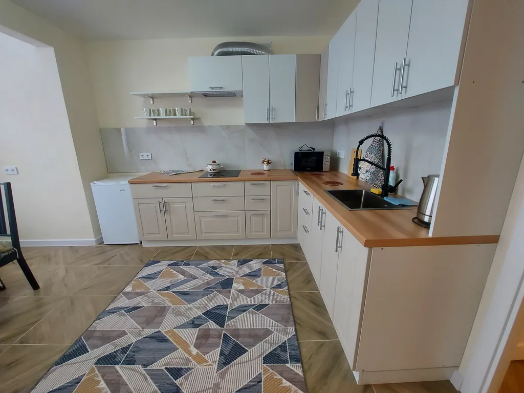 Благоустроенная двухкомнатная квартира рядом с монастырем