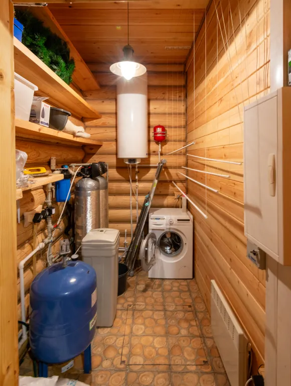 Большой деревянный коттедж рядом с озером и лесом