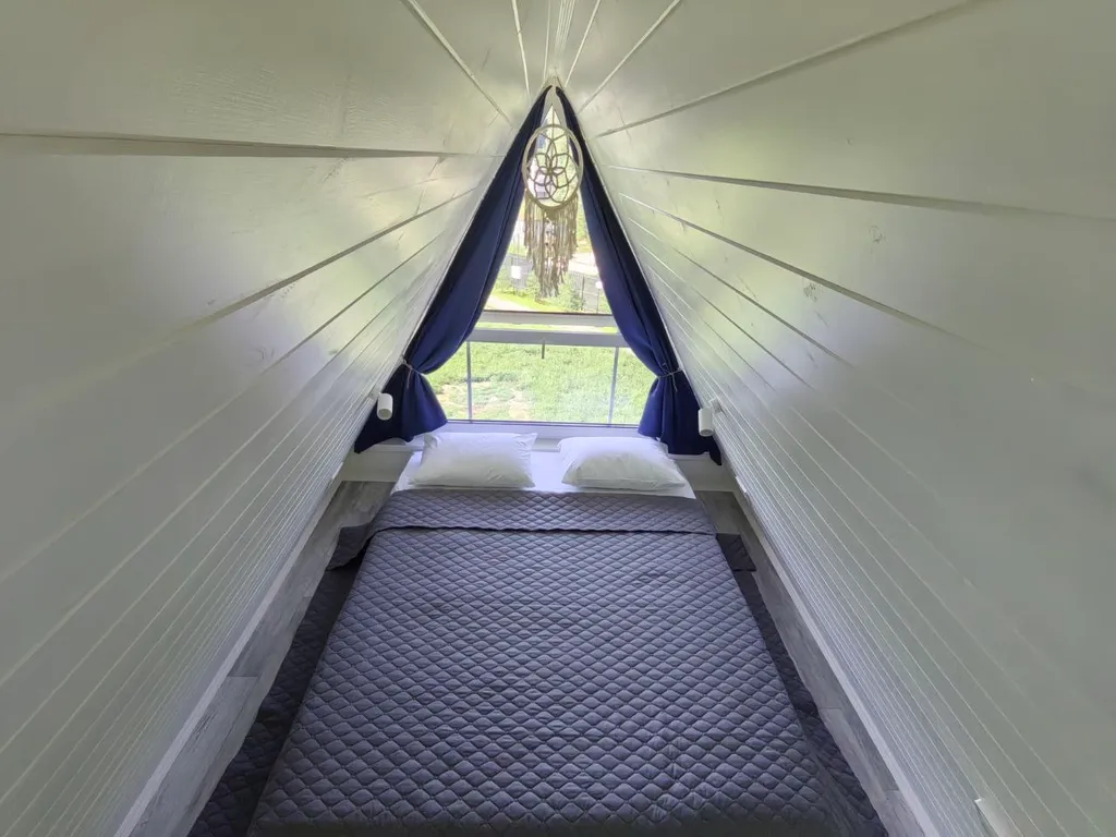 Дом в стиле a-frame с чаном на террасе