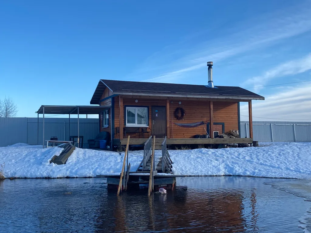 Уютный коттедж с панорамными окнами на берегу озера