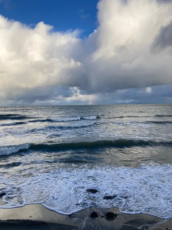 Дом с пляжем у моря