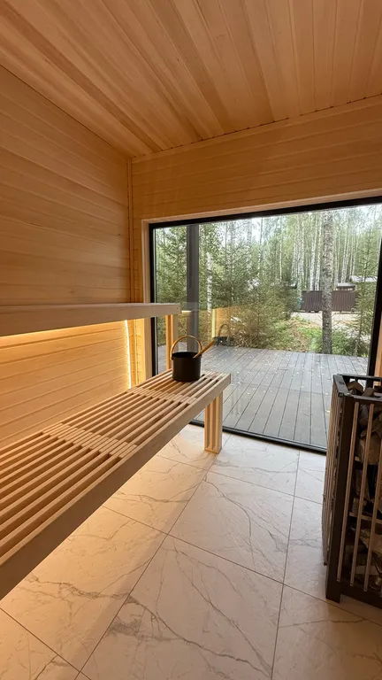 Панорамный дом в окружении леса с сауной