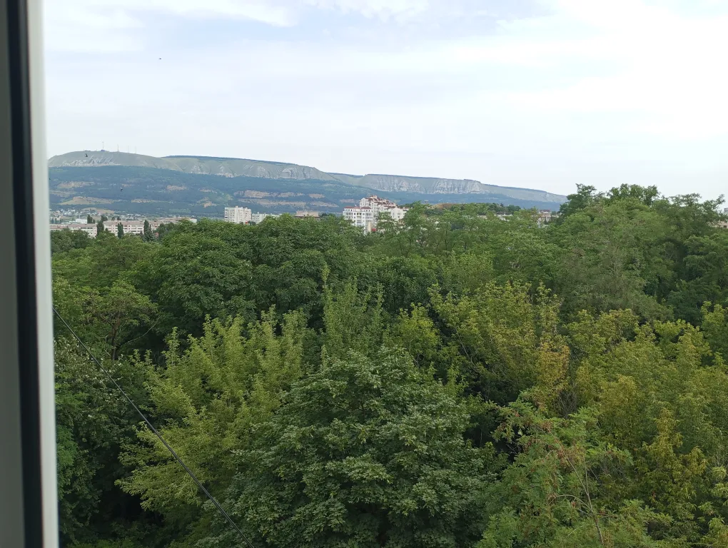 Квартира с видом на горы в ближайшем доме к Старому озеру напротив парка