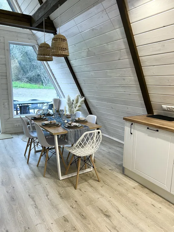 Треугольный дом на берегу озера