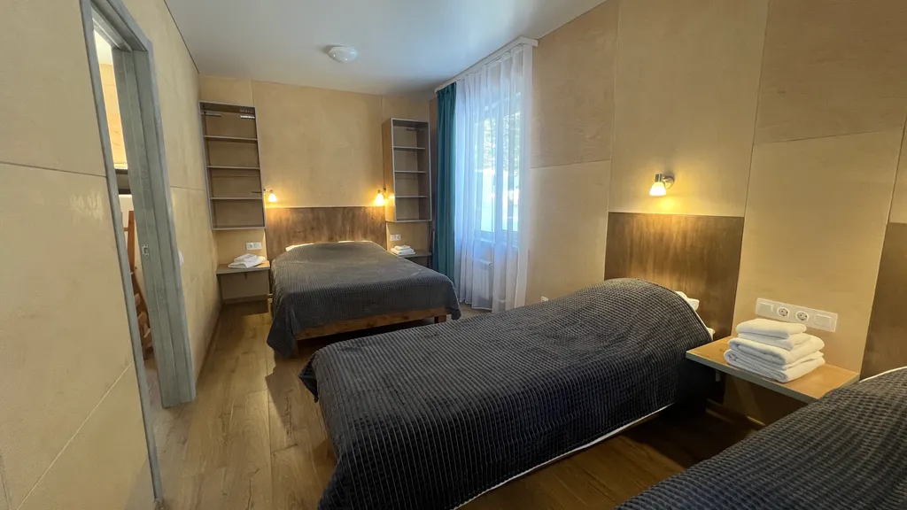 Дом вблизи подножья горы