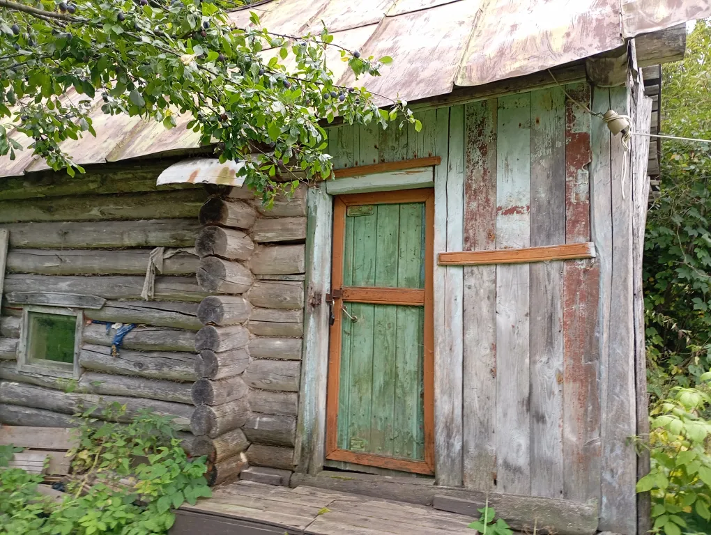 Изба с уютом детства, деревенский дом с баней и русским бытом