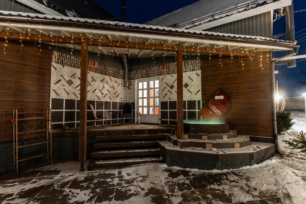 Современный дом с уличной подогреваемой купелью и сауной