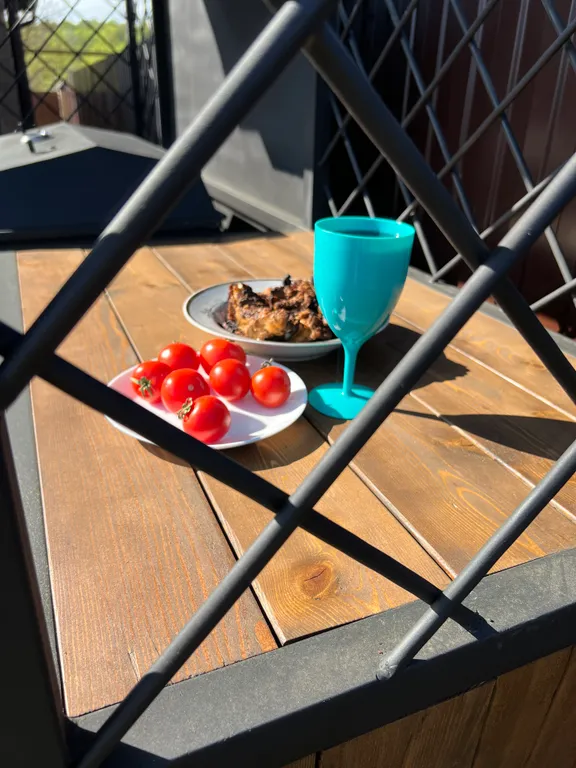 Душевный домик на берегу реки