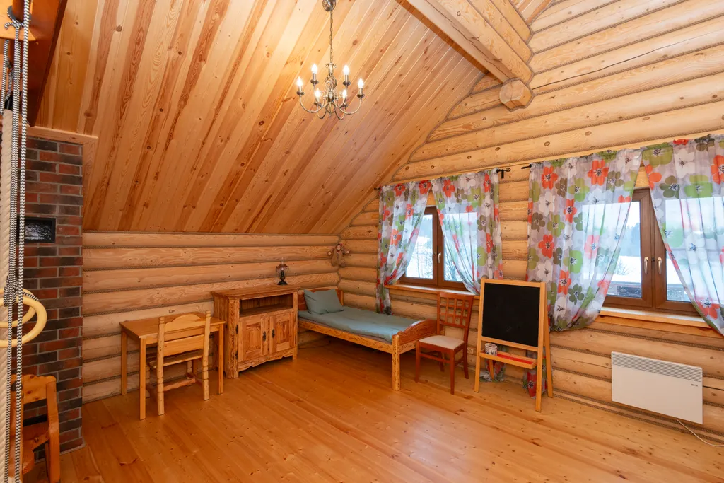 Большой деревянный коттедж рядом с озером и лесом