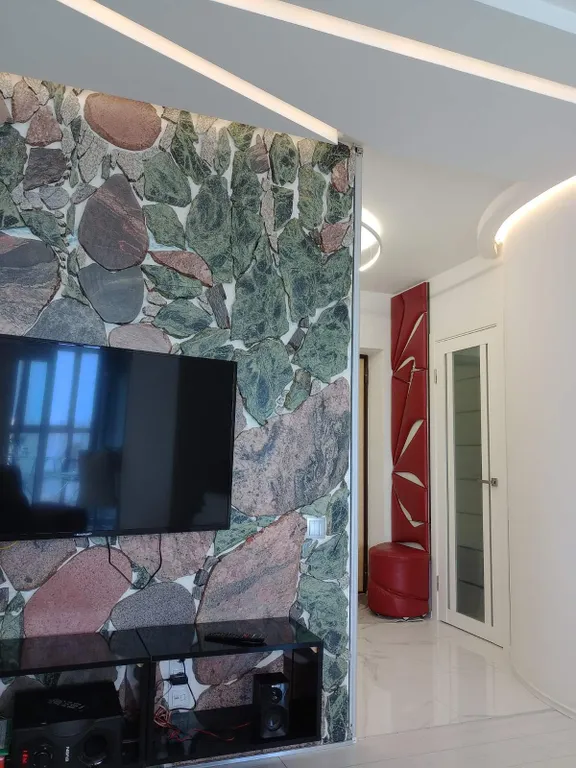 Студия с панорамной лоджией в центре города