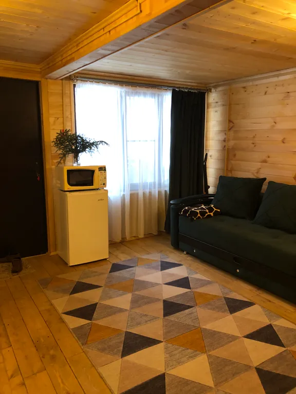 Домики-шале с видом на сосновый лес