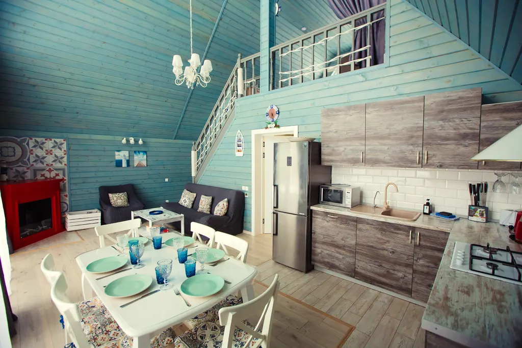 Панорамный коттедж в морском стиле с видом на озеро