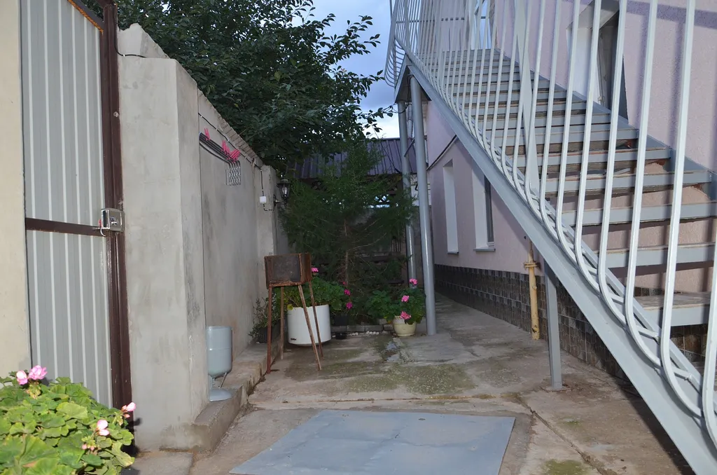 Пол дома с отдельным входом и двором