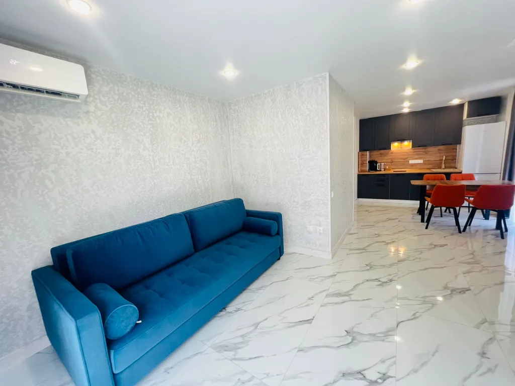 Двухуровневая трёхкомнатная квартира с балконом и бассейном