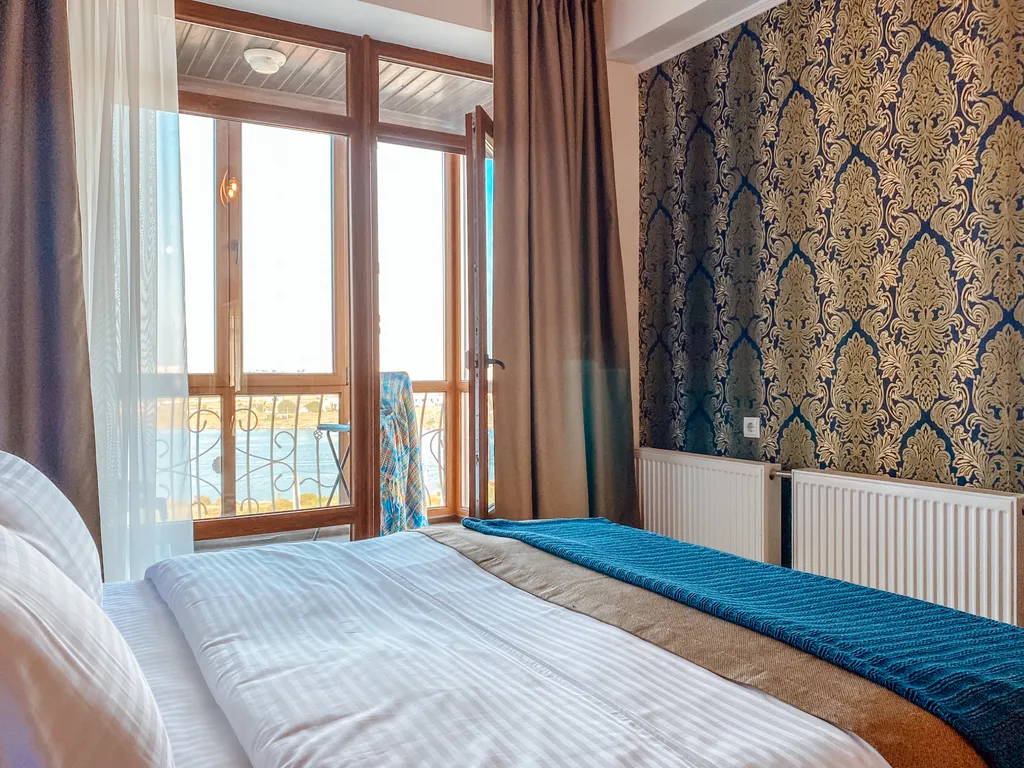 2-комнатные видовые апартаменты с бассейном у моря