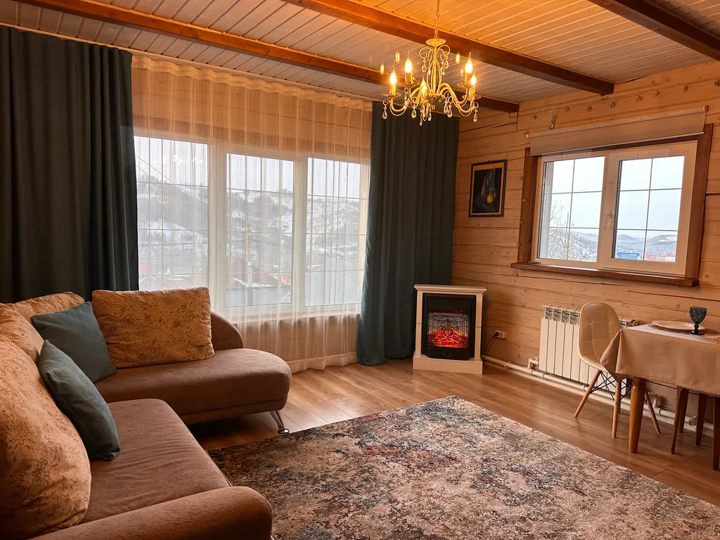 Домик в Горном Алтае с видом на горы