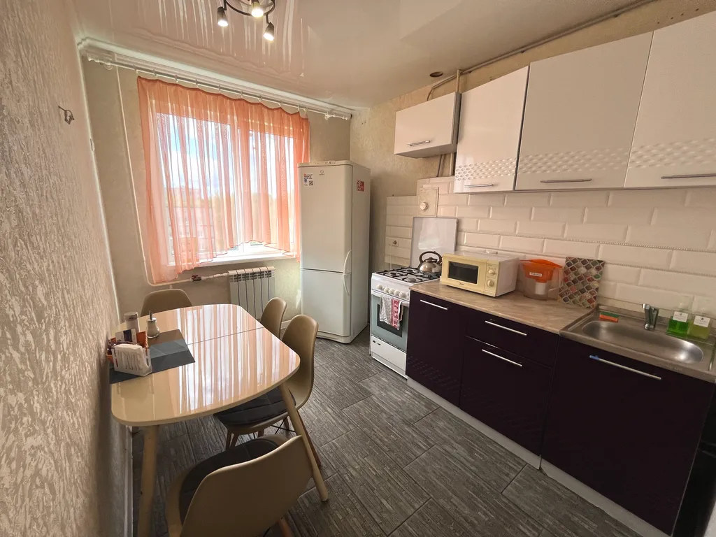 Просторная двухкомнатная с большой кухней у ДК Металлургов