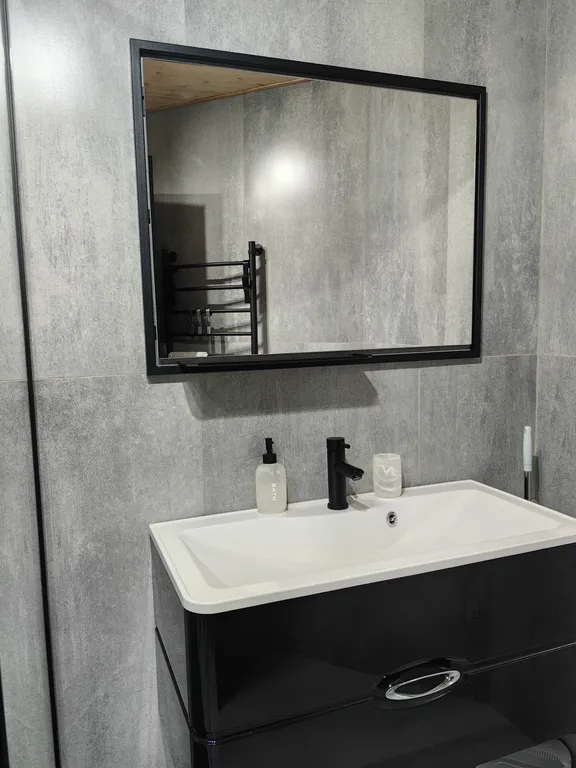 Двухуровневый дом с огромным витражным окном и видом на горы