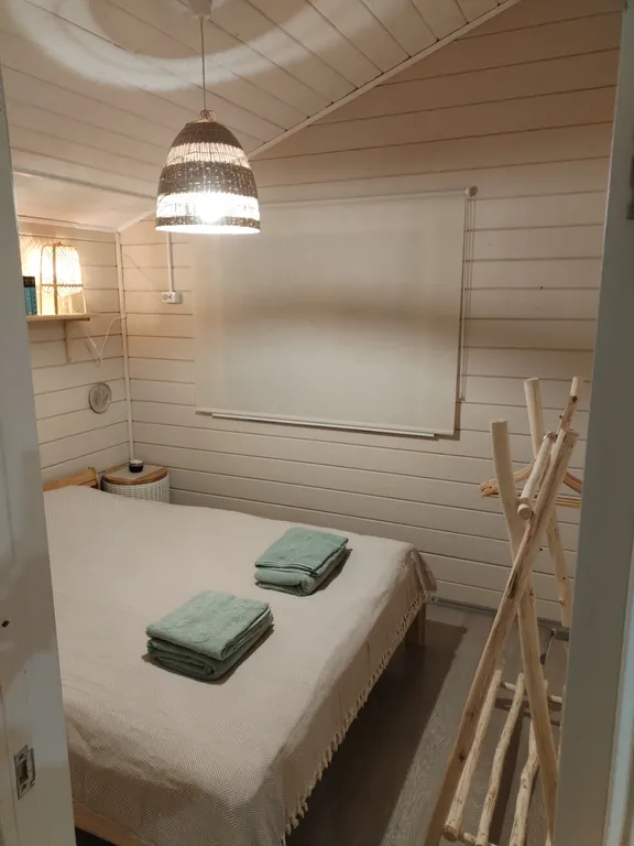 Домик у леса с видом на озеро