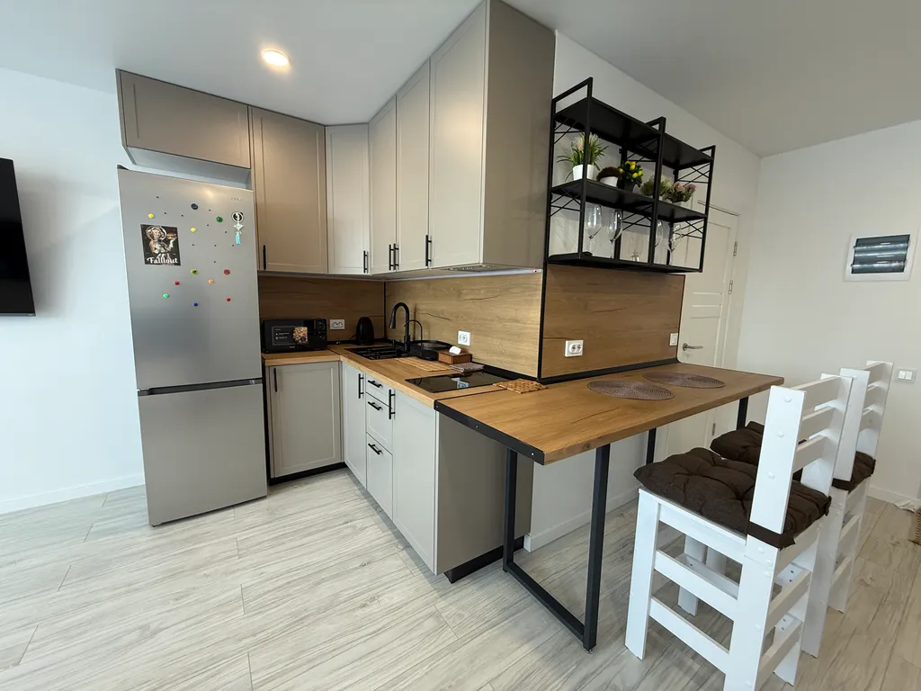 Уютная студия в центре города с видом на лес и море