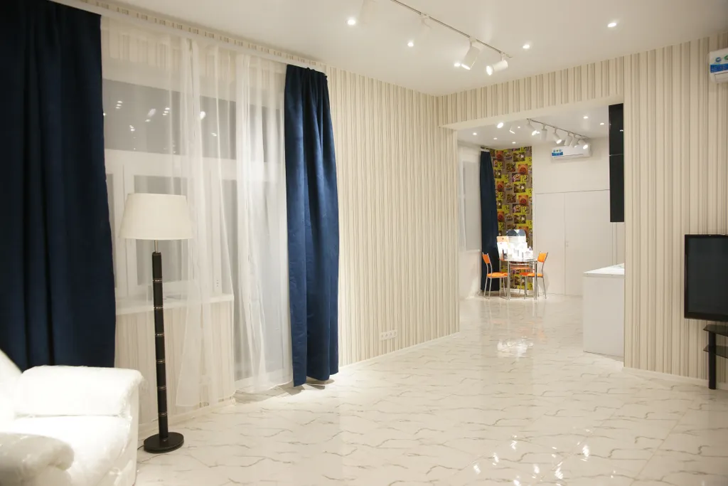 Апартаменты 1 - тёмно-синий металлик в фасадах кухни, белые интерьеры