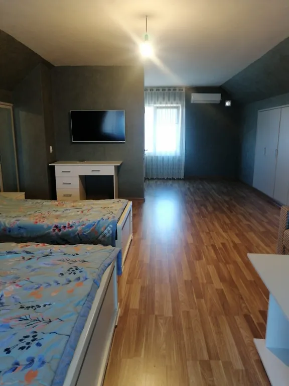 Весь этаж в общем доме у моря и большим садом с беседкой