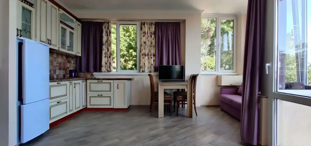 Апартаменты с видом на море, расписными стена и отдельной спальней