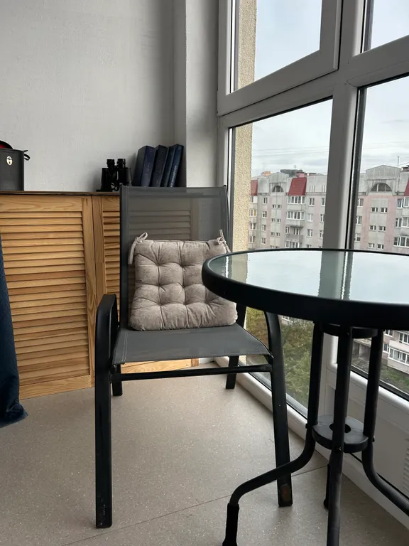 Студия с видом на город