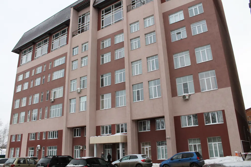 Квартира с панорамными окнами во всю стену с видом на город в Центре