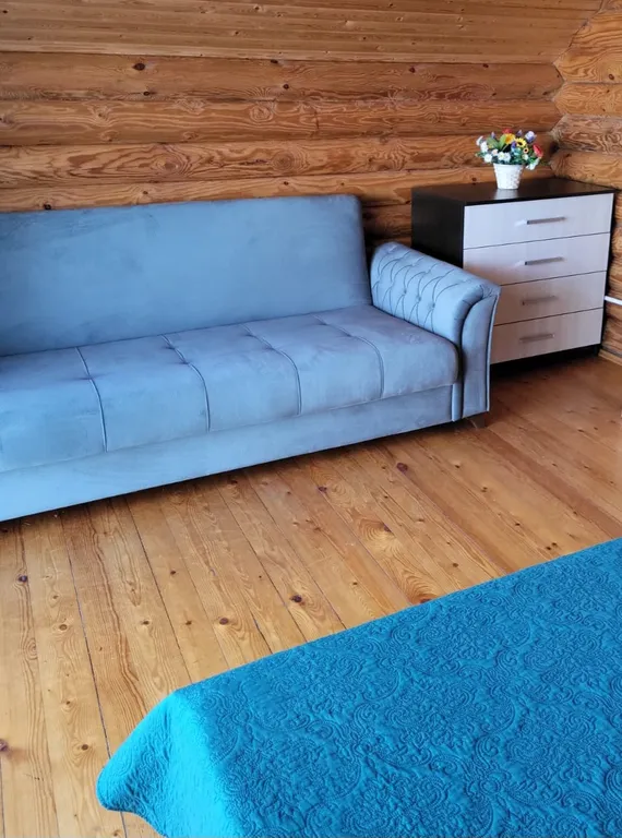 Двухэтажные срубы на берегу моря