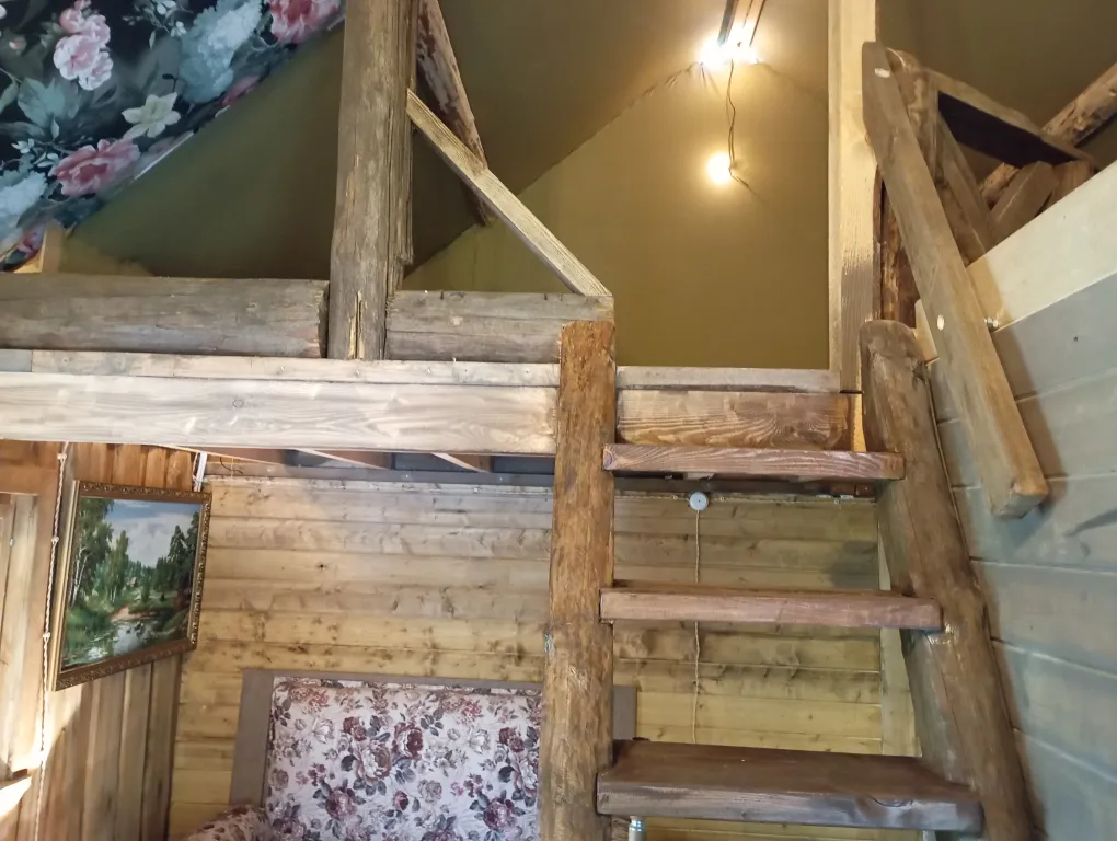 Изба с уютом детства, деревенский дом с баней и русским бытом