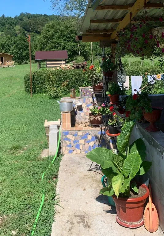 Дом утепленный в тихой местности, рядом горы и река