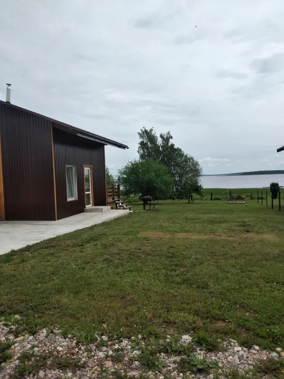 Дом с красивым видом на озеро Дривяты