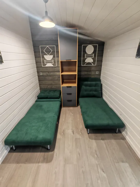 Дом у реки в сосновом лесу