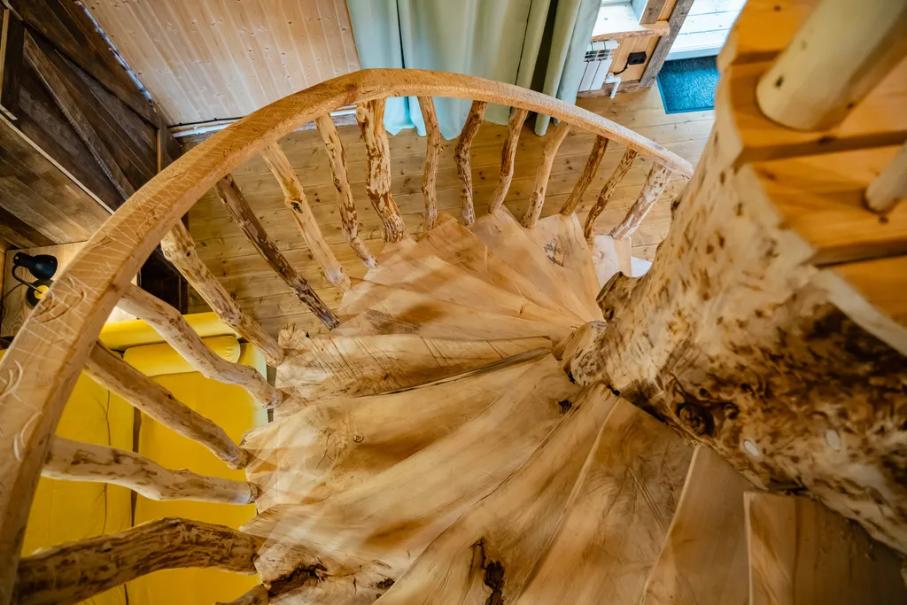 Дом с деревом