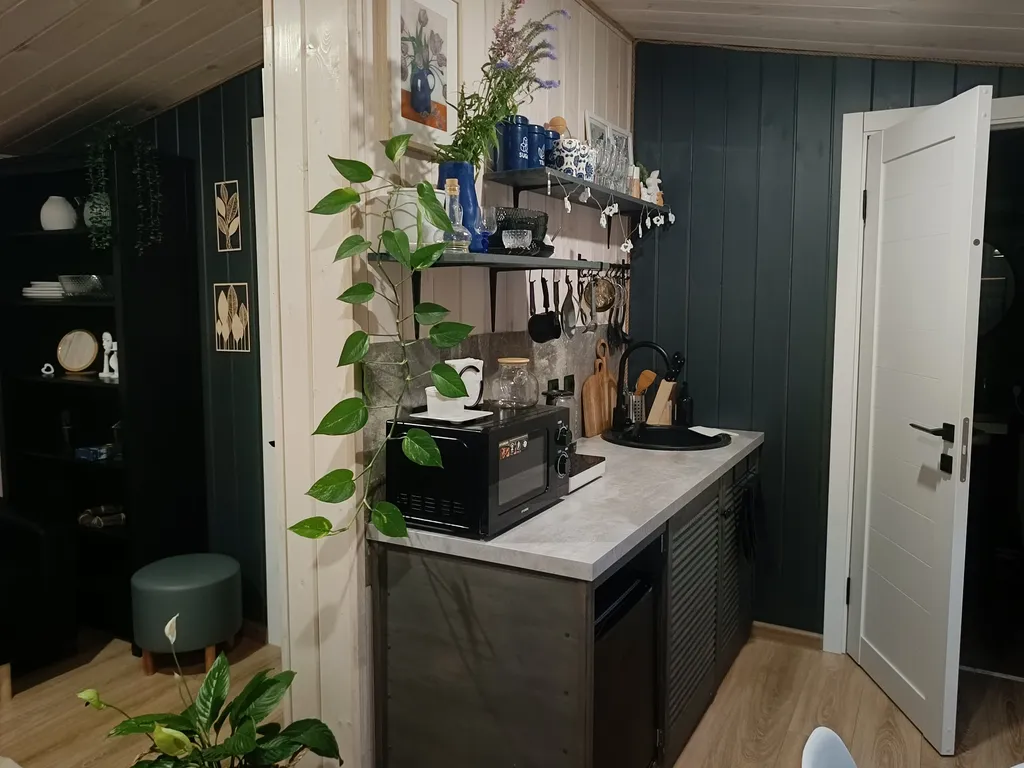 Светлый домик на опушке леса