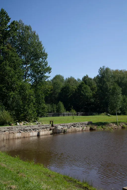 Дом с озером, река, лес